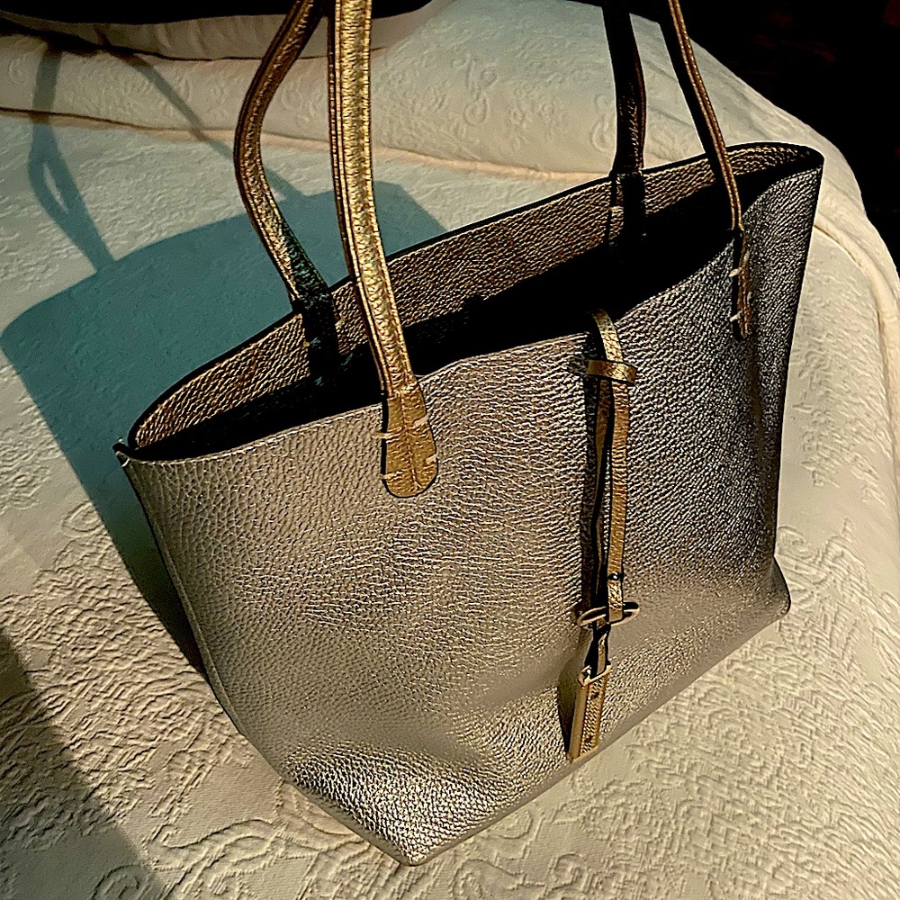 🥰Reversible🥰 LEATHER GOLD/SILVER Bag‼️…SILVER with a LARGE outside pocket‼️